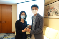 教職員聯誼會主席鍾樂偉先生與榮休同事雷黃潔明女士合照。